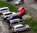 Автомобиль без водителя врезался в припаркованные машины в Корсакове