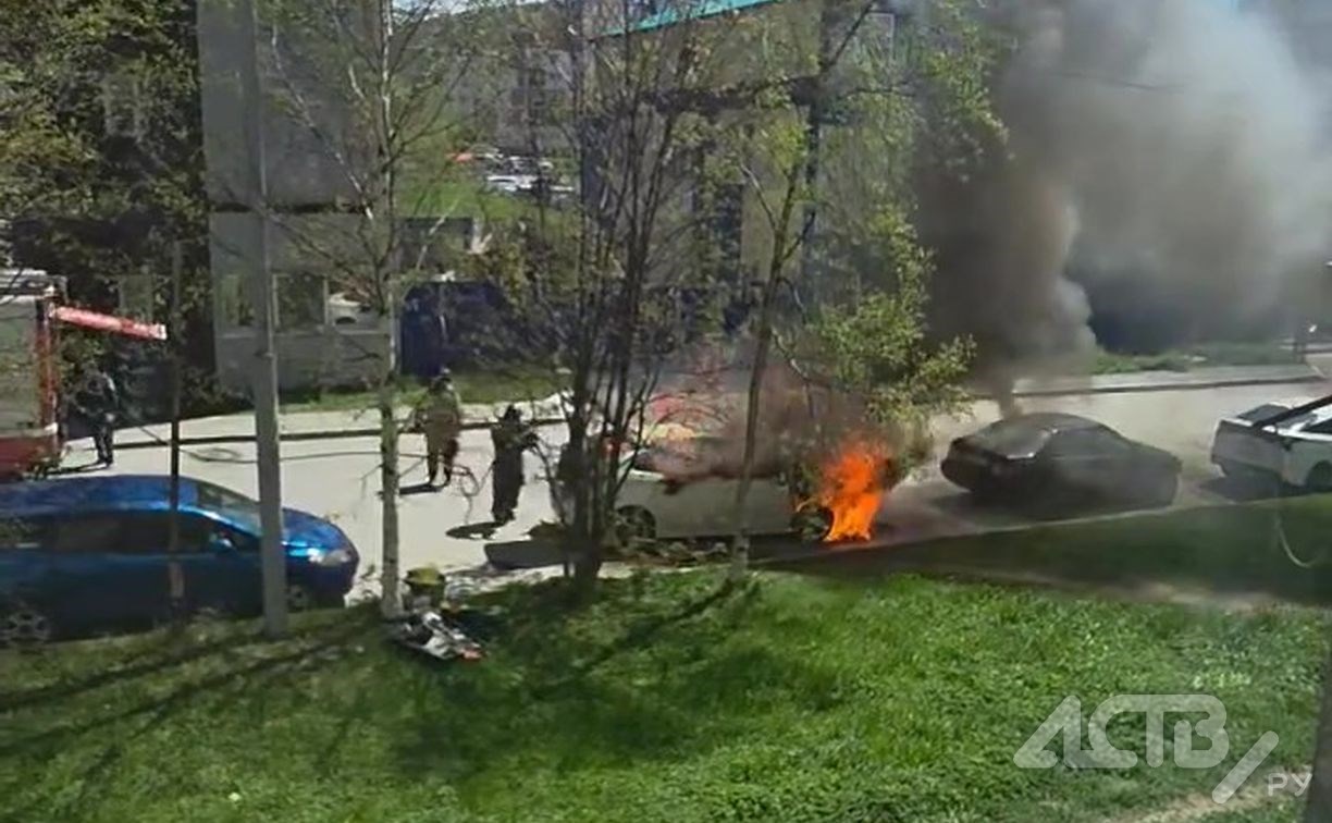 Появилось видео горящей легковушки в Южно-Сахалинске 