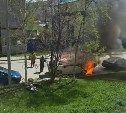 Появилось видео горящей легковушки в Южно-Сахалинске 