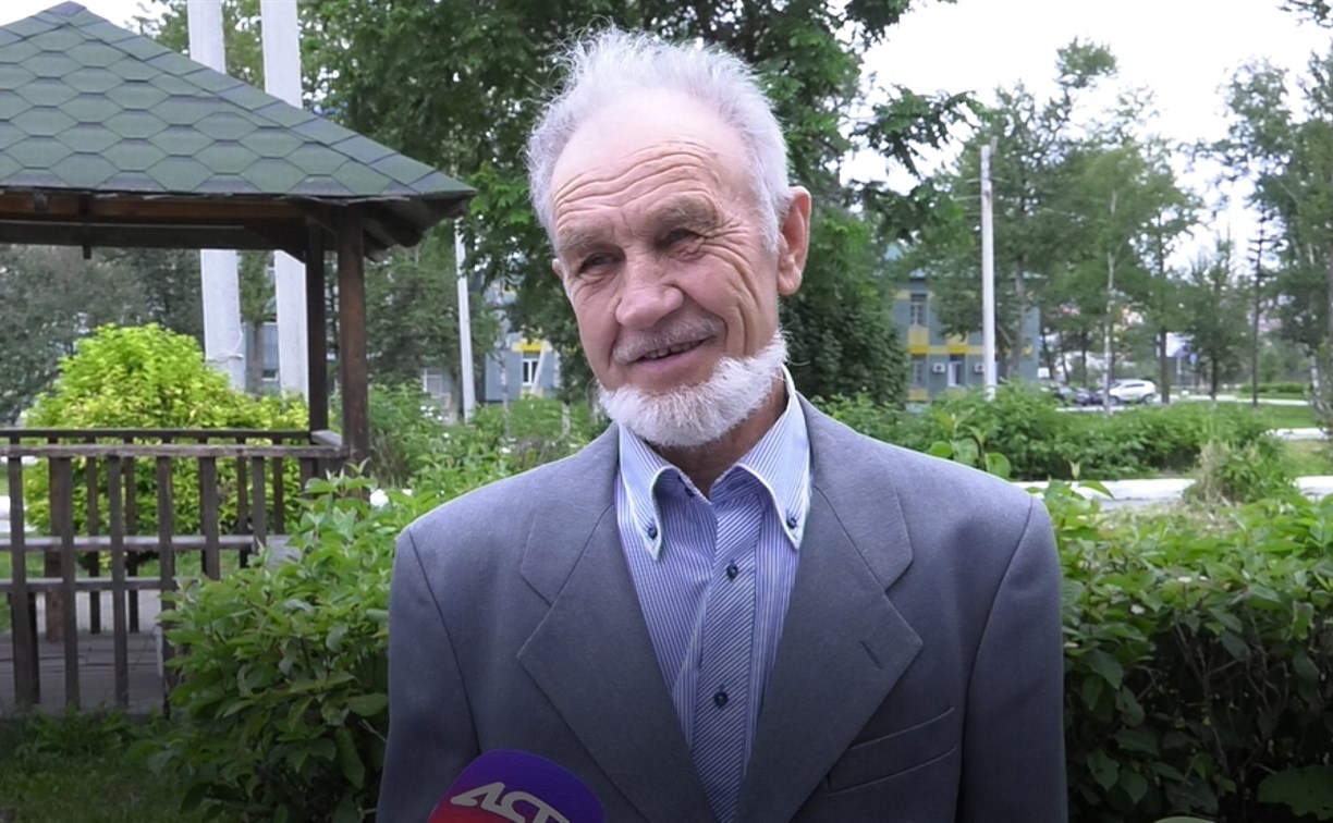 Старейший нейрохирург сахалинской больницы отметил 80-летие