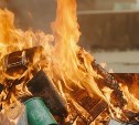 В Тымовском пожарные почти 7,5 часов тушили мусор в районе старого моста 