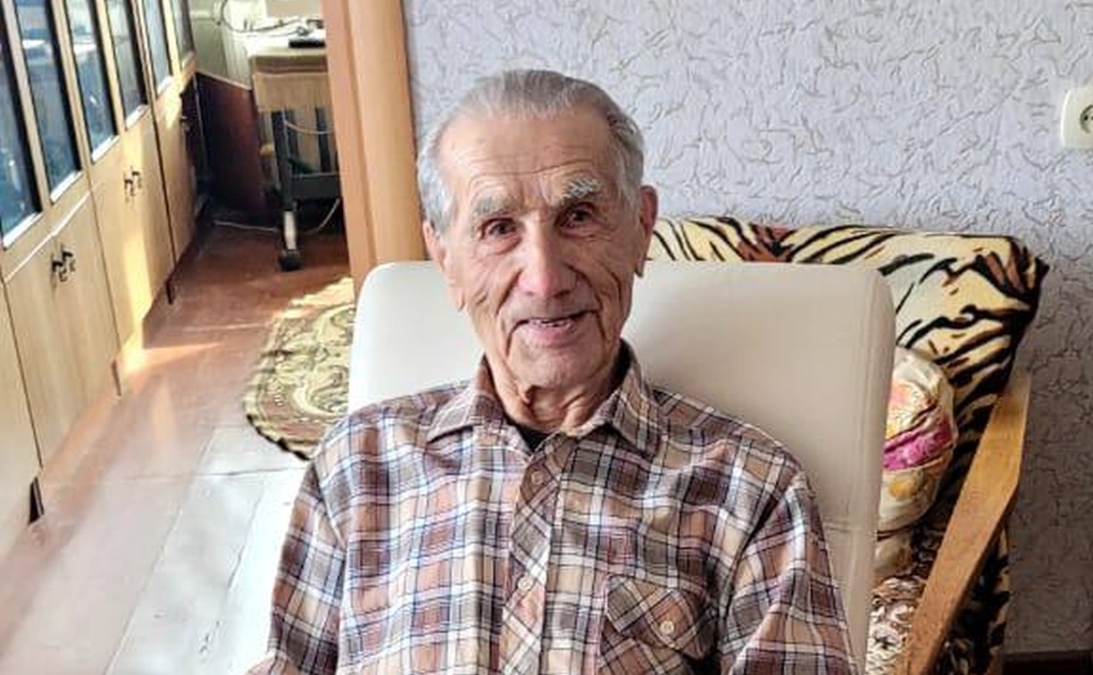 Единственный ветеран: в Поронайске поздравили человека-легенду с 97-летием