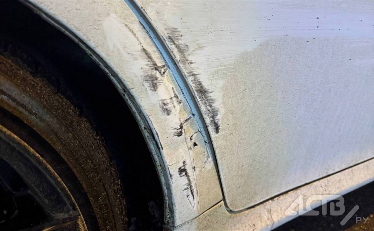 Неизвестный автомобиль столкнулся с "Лексусом" и скрылся с места ДТП в Южно-Сахалинске