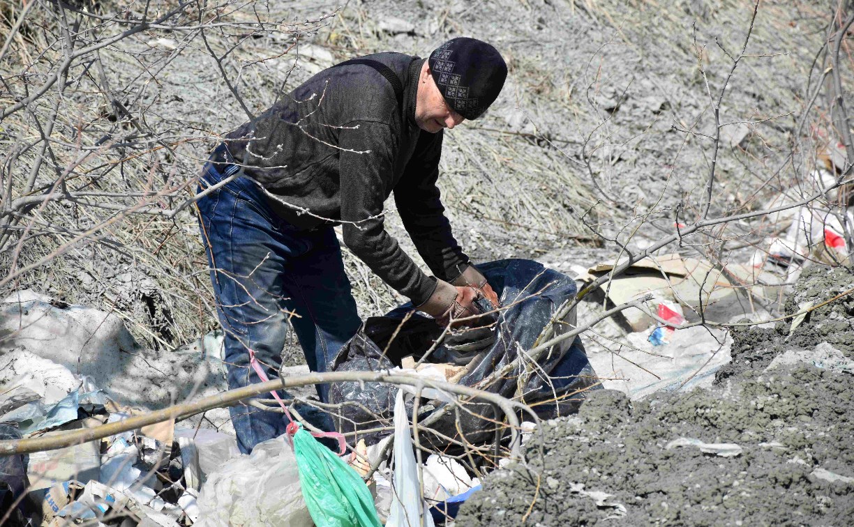 "Телескопические удочки, волонтеры": мусорный апокалипсис ликвидируют у полигона "Известковый" 