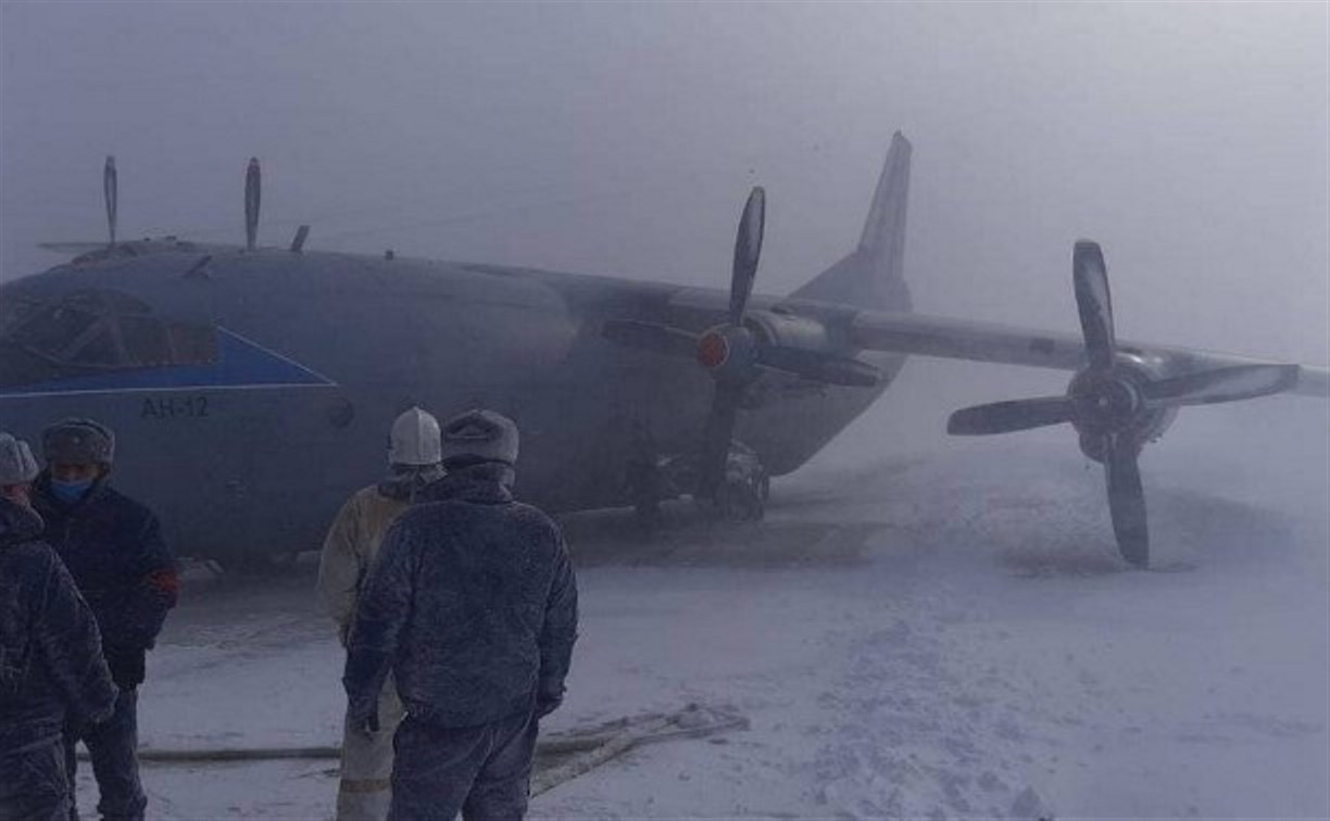 Военный самолет совершил жесткую посадку на Курилах