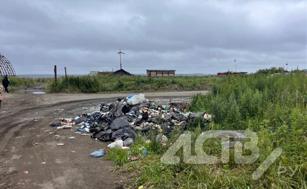 Очевидцы: мусор летит в озеро Буссе на юге Сахалина