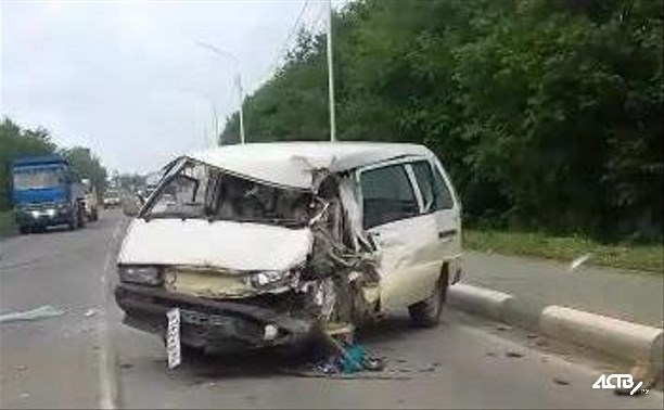 Автобус и Toyota Town Ace столкнулись в Ногликах