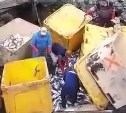 Соцсети: большегруз с набитыми рыбой контейнерами слетел с трассы на Сахалине