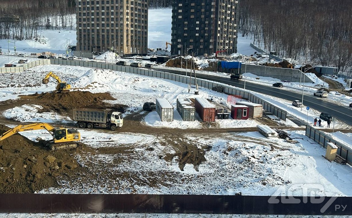 Южносахалинка пожаловалась на большегрузы, которые пачкают дорогу