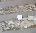 От набегов юных вандалов страдают жильцы многоэтажки в Долинске