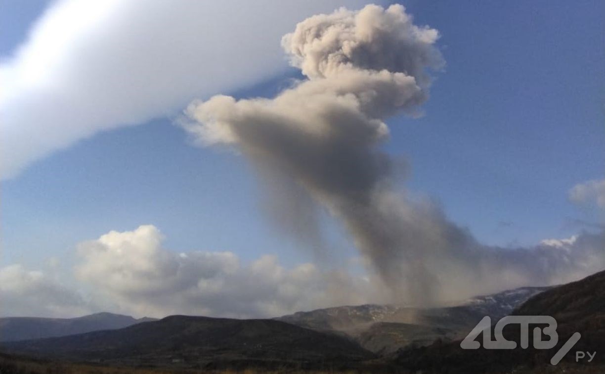 Порт на Курилах запорошило пеплом в результате извержения вулкана