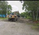 В Петропавловском благоустраивают территорию возле детской площадки