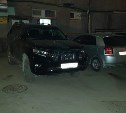 В Южно-Сахалинске неизвестный автомобиль врезался во внедорожник и скрылся места ДТП