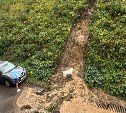 Грязевые потоки обрушились на придомовые дороги в Корсакове