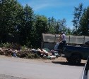 Жители Большой Елани жалуются на огромные завалы мусора у питьевой скважины