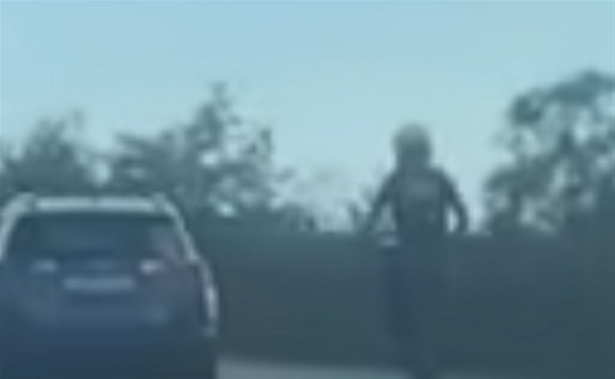 На дороге к Новотроицкому электросамокатчик создавал аварийную ситуацию На дороге к Новотроицкому электросамокатчик создавал аварийную ситуацию
