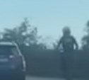 На дороге к Новотроицкому электросамокатчик создавал аварийную ситуацию