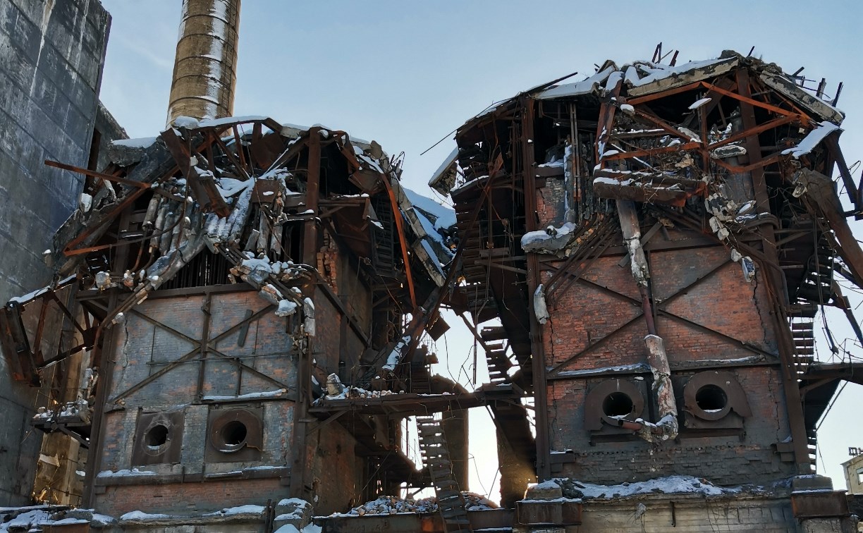 Сахалинцы хотят спасти советскую мозаику и архивы бумзавода, который сносят