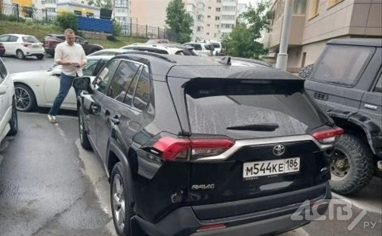 Вы могли это видеть: в Южно-Сахалинске кто-то повредил автомобиль Toyota RAV4 и скрылся