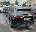 Вы могли это видеть: в Южно-Сахалинске кто-то повредил автомобиль Toyota RAV4 и скрылся