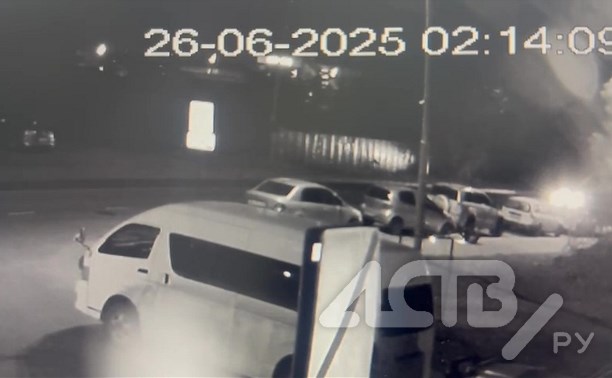 Электросамокатчик врезался в припаркованное авто в Южно-Сахалинске: скрылся, но попал на камеру