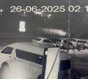 Электросамокатчик врезался в припаркованное авто в Южно-Сахалинске: скрылся, но попал на камеру