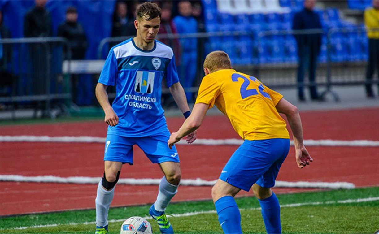 «Сахалин» сегодня играет футбольный матч с «Динамо» из Барнаула