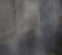 Из многоэтажки в Южно-Сахалинске валит густой пар