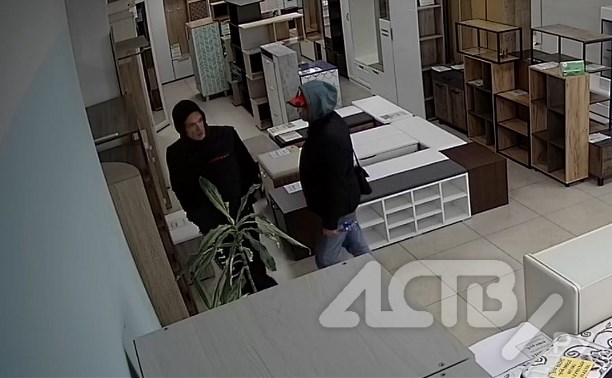 Сахалинцев просят опознать мужчин, которые обокрали сотрудников мебельного магазина в день зарплаты