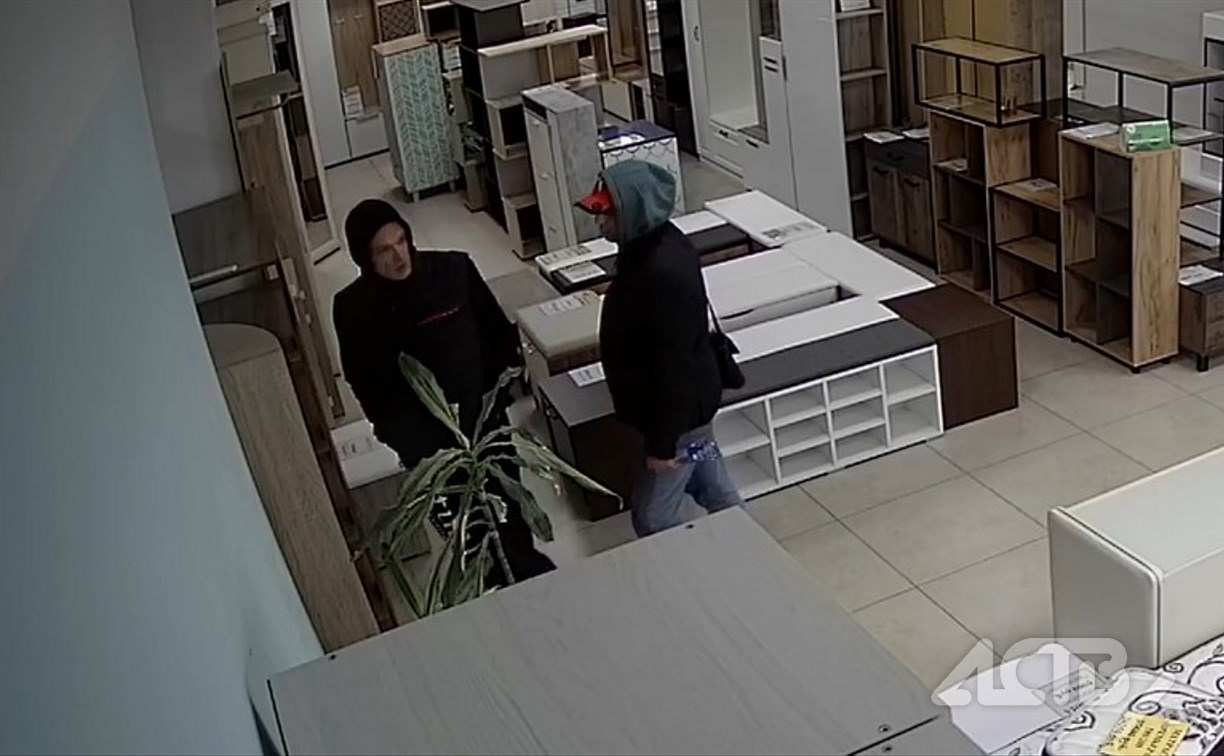 Сахалинцев просят опознать мужчин, которые обокрали сотрудников мебельного магазина в день зарплаты