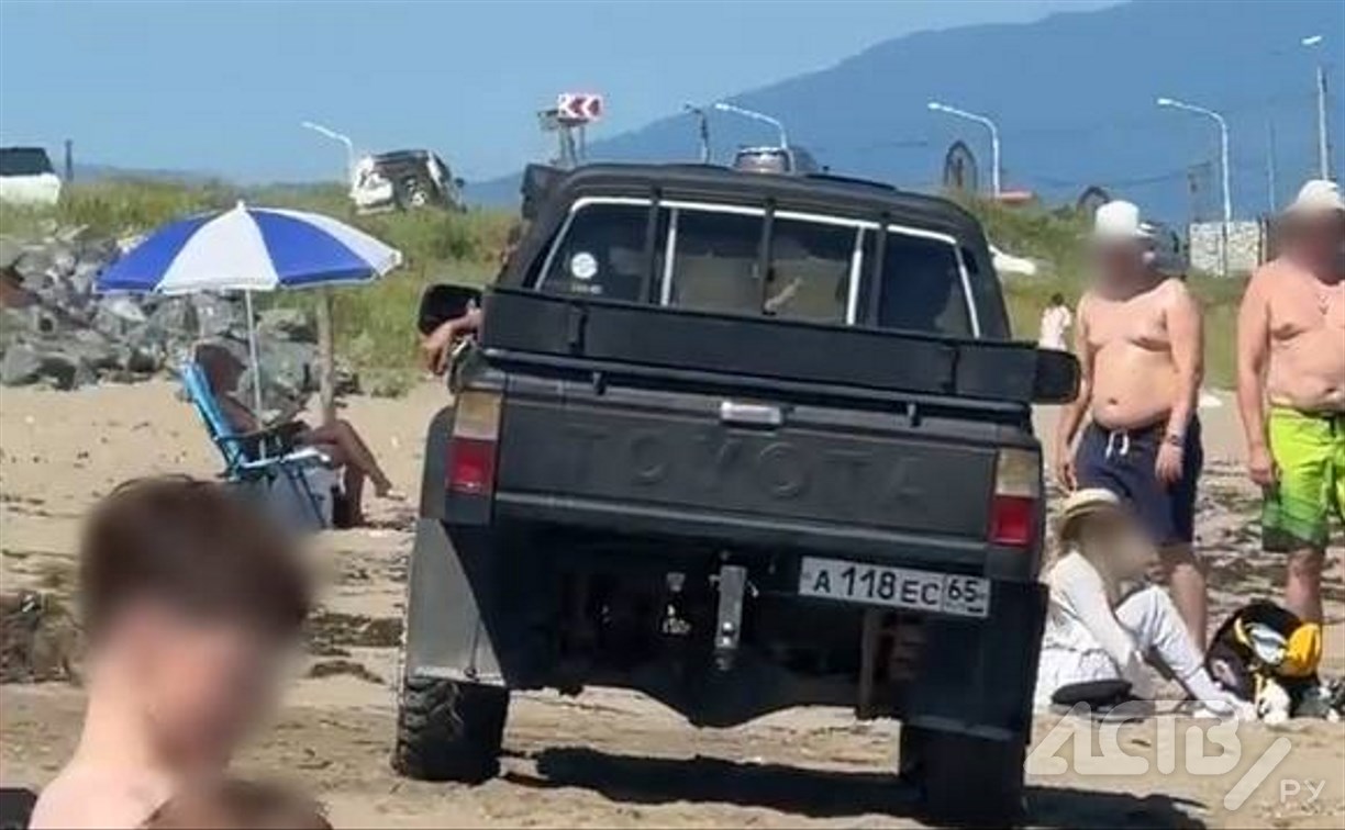 Едет прямо на загорающих: водитель на пикапе устроил покатушки на общественном пляже в Охотском 
