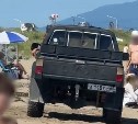 Едет прямо на загорающих: водитель на пикапе устроил покатушки на общественном пляже в Охотском 