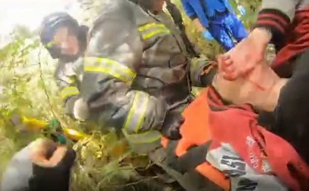 Несли людей на спинальных щитах: спасатели опубликовали видео с места жуткого ДТП на Сахалине 