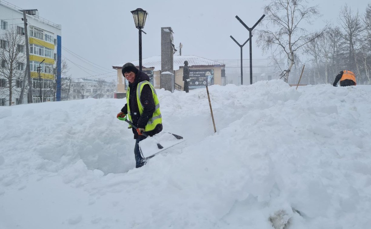 Снег стеной вторые сутки: самый северный район Сахалина пытаются откопать от сугробов