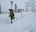 Снег стеной вторые сутки: самый северный район Сахалина пытаются откопать от сугробов