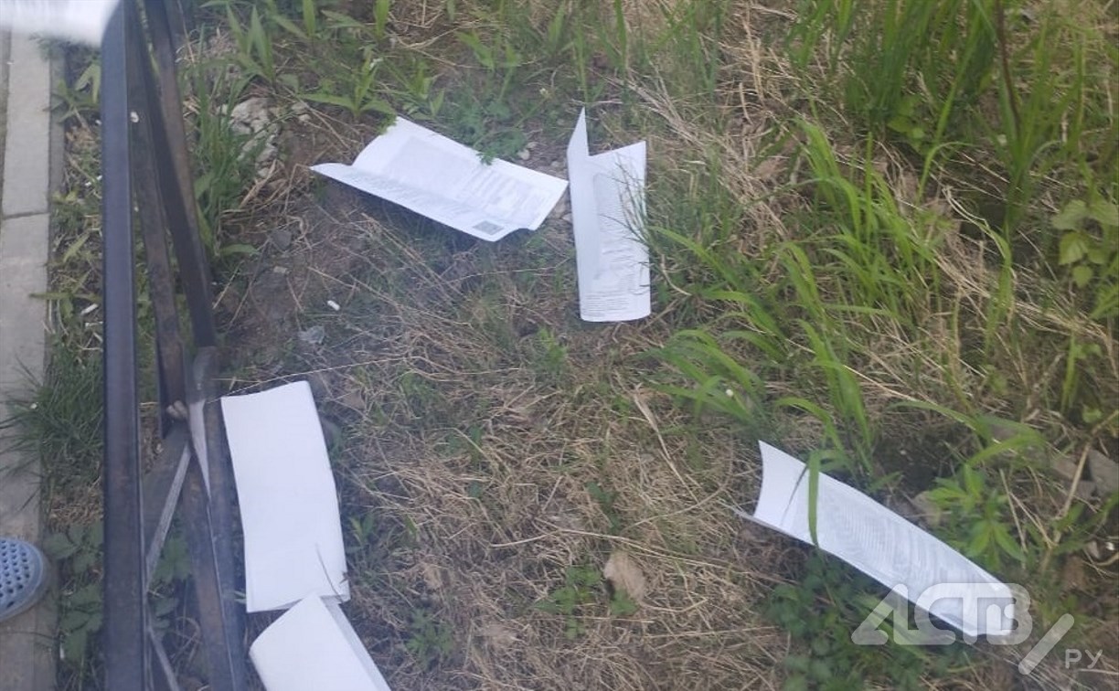 Улицу Бумажную в Углегорске забросали платёжными бумагами