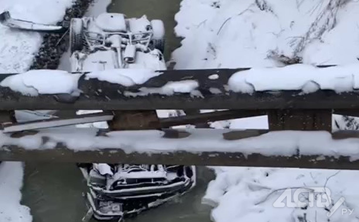 "Размотало жёстко": автомобиль Toyota Crown упал в реку в Южно-Сахалинске
