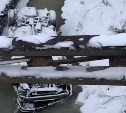 "Размотало жёстко": автомобиль Toyota Crown упал в реку в Южно-Сахалинске