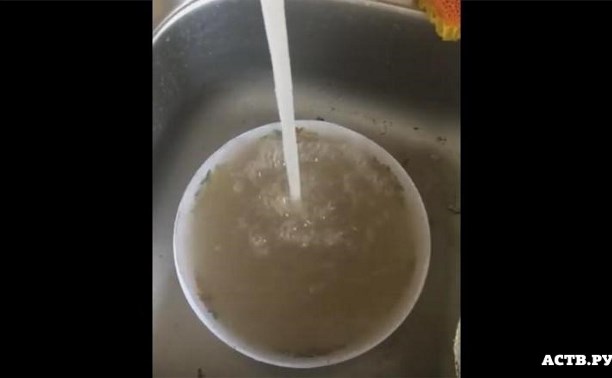 Вода с запахом солярки течет из крана у жителей Углегорска
