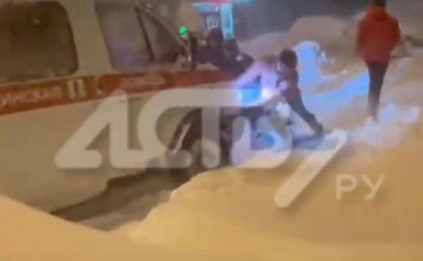 Южносахалинцы бросились на помощь медикам, застрявшим на автомобиле в снегу