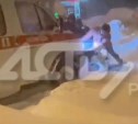 Южносахалинцы бросились на помощь медикам, застрявшим на автомобиле в снегу
