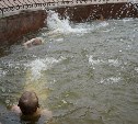В Корсакове подростки ныряют в фонтан у здания администрации