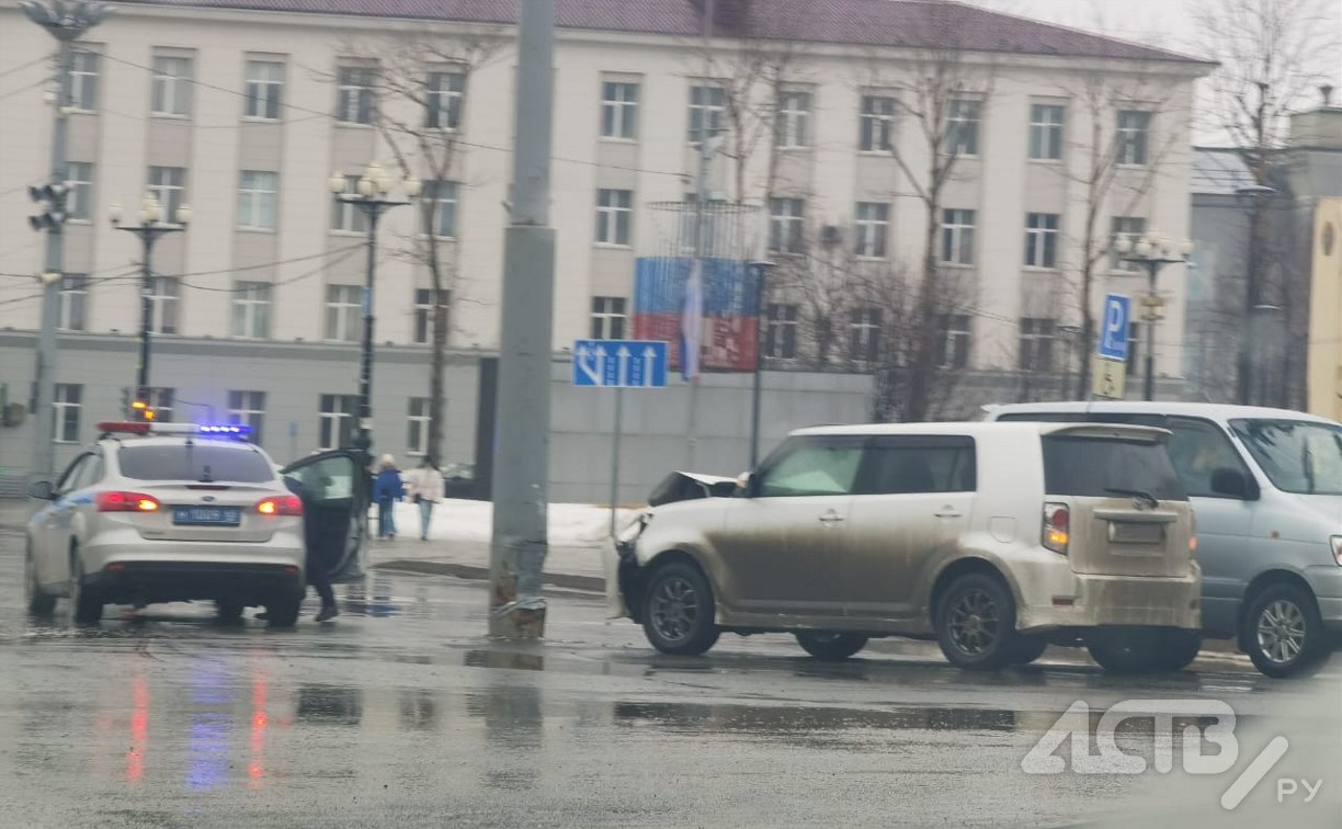 На площади Ленина в Южно-Сахалинске хэтчбек влетел в столб