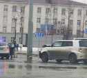 На площади Ленина в Южно-Сахалинске хэтчбек влетел в столб
