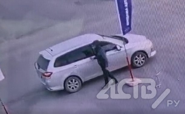 Воришка, стащивший цепь на автостоянке в Южно-Сахалинске, попал в объектив камеры видеонаблюдения