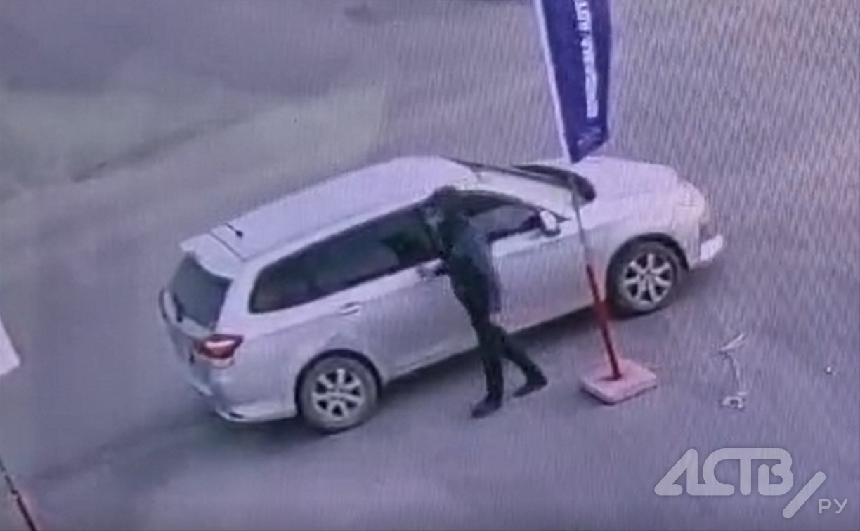 Воришка, стащивший цепь на автостоянке в Южно-Сахалинске, попал в объектив камеры видеонаблюдения 