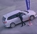 Воришка, стащивший цепь на автостоянке в Южно-Сахалинске, попал в объектив камеры видеонаблюдения 