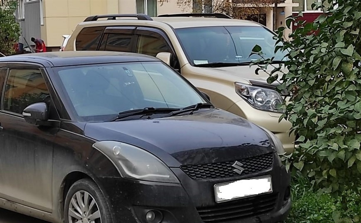 Почти миллион рублей заплатили водители Южно-Сахалинска за парковку на газонах