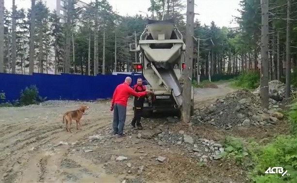 В Южно-Сахалинске водитель смывал бетон в ручей