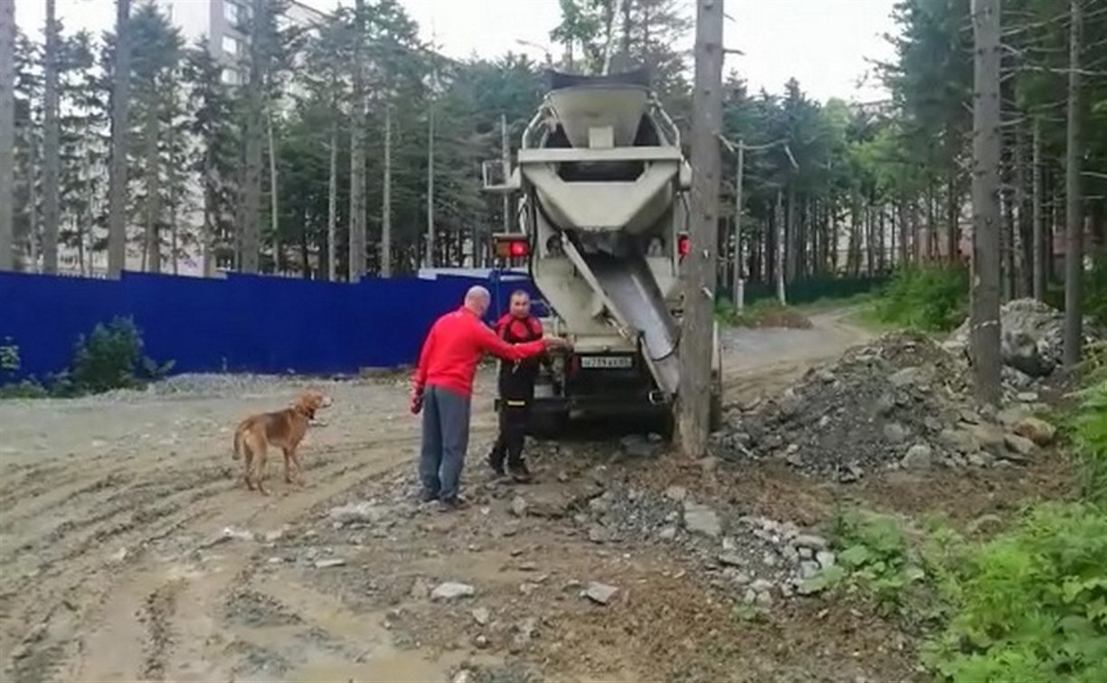 В Южно-Сахалинске водитель смывал бетон в ручей
